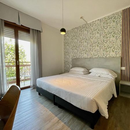 B City Hotel Бардолино Екстериор снимка