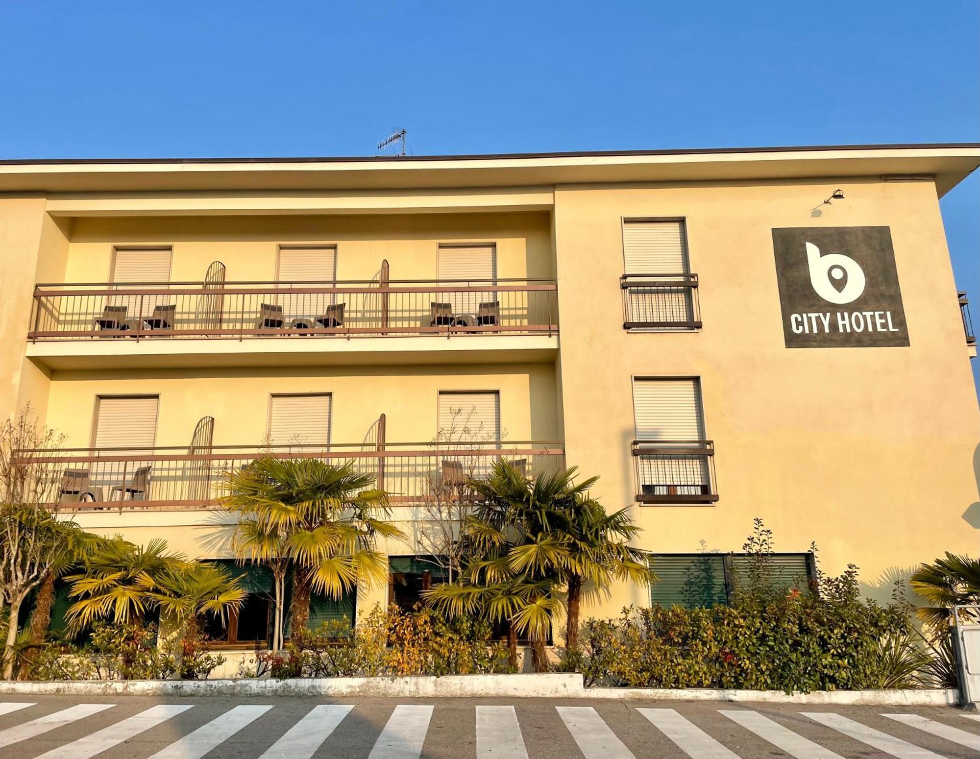 B City Hotel Бардолино Екстериор снимка