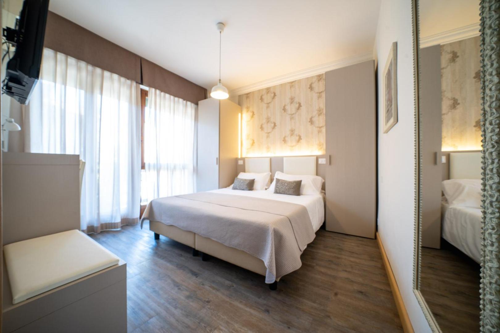 B City Hotel Бардолино Екстериор снимка