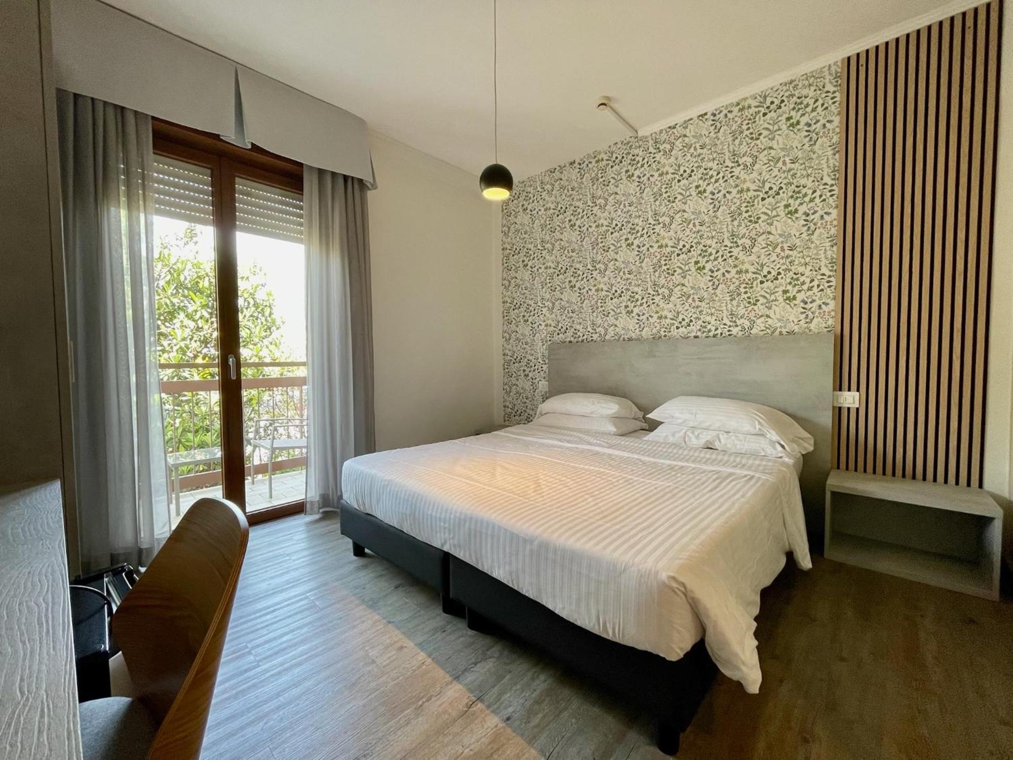 B City Hotel Бардолино Екстериор снимка
