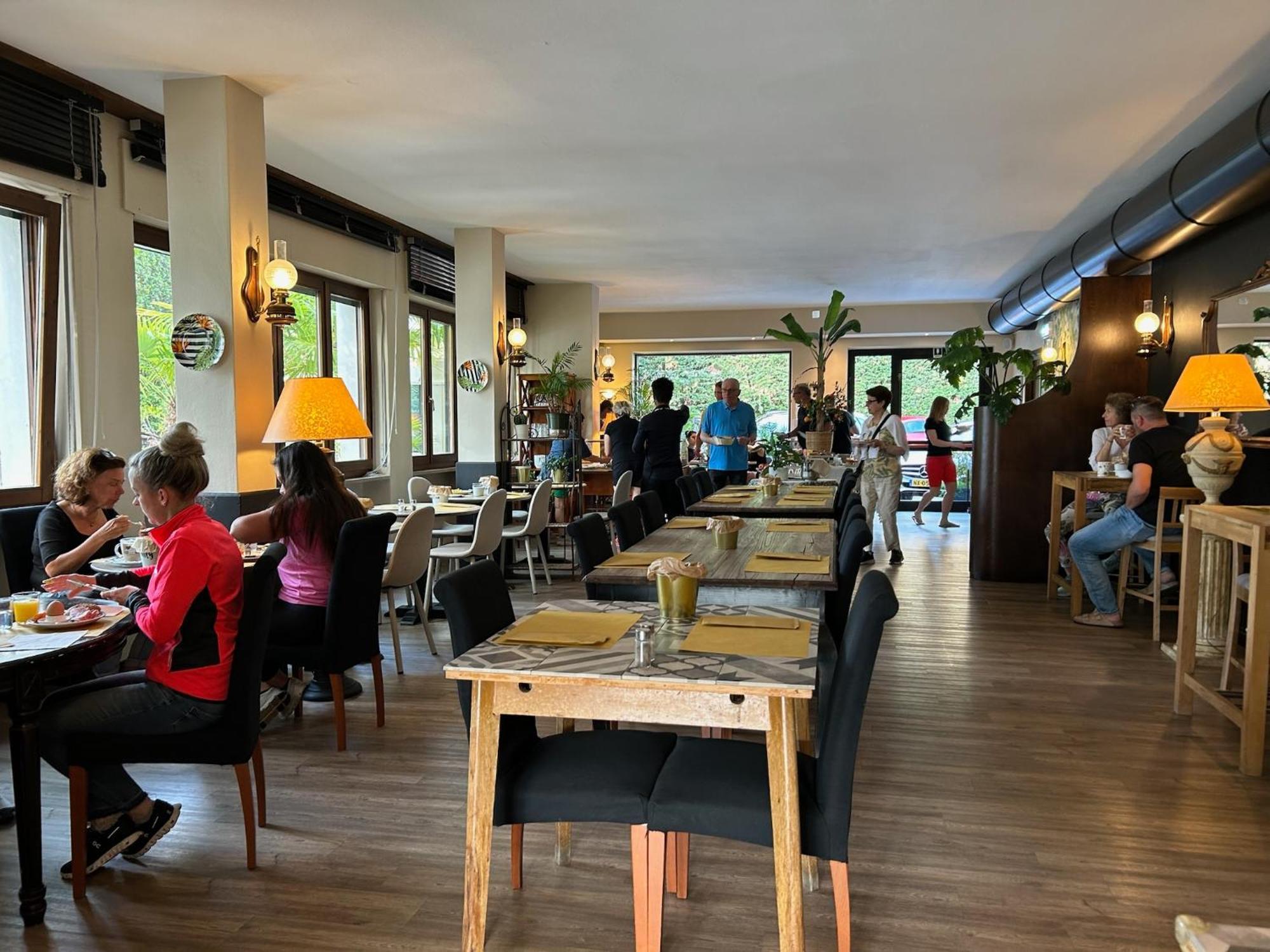 B City Hotel Бардолино Екстериор снимка