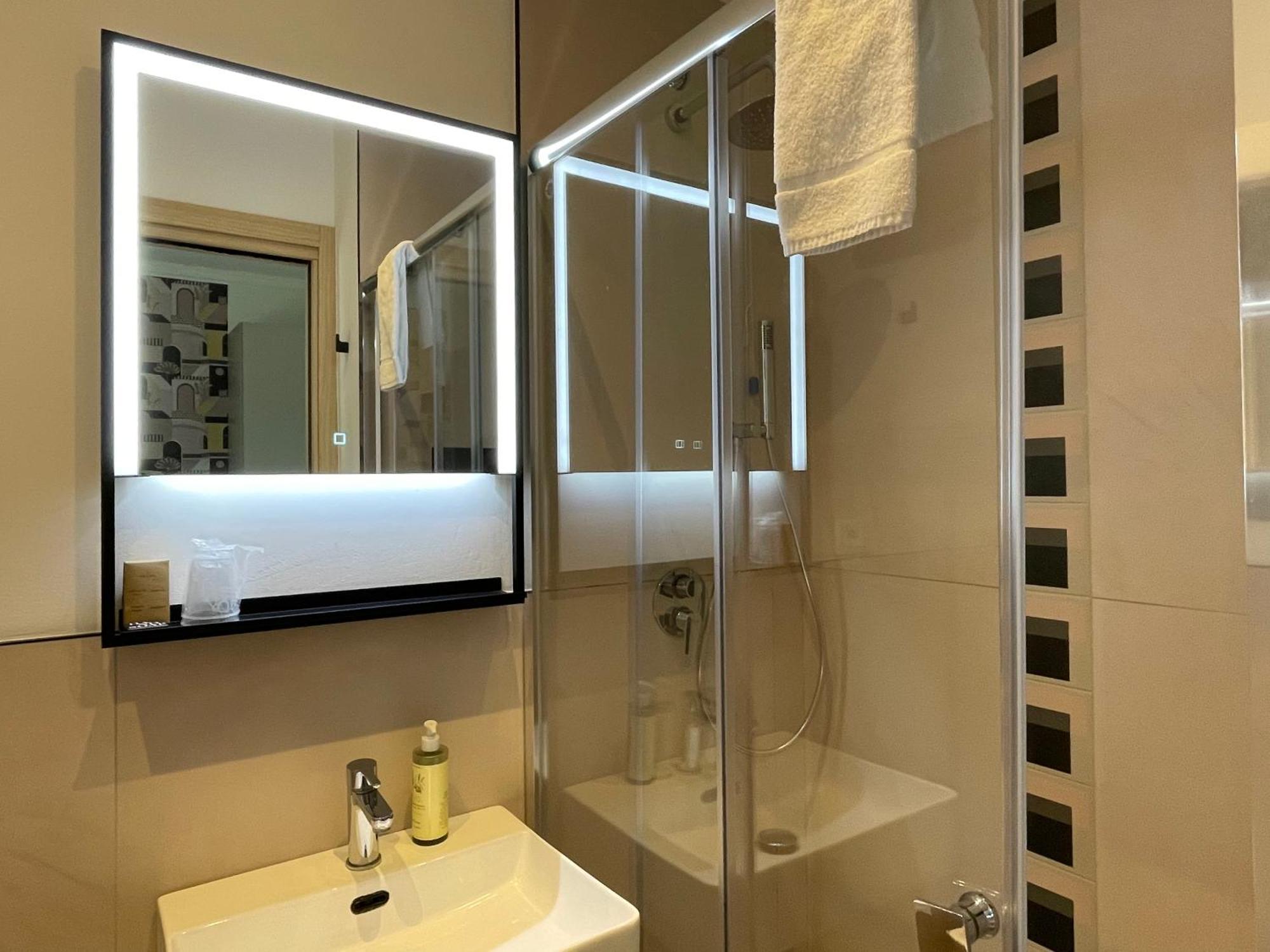 B City Hotel Бардолино Екстериор снимка