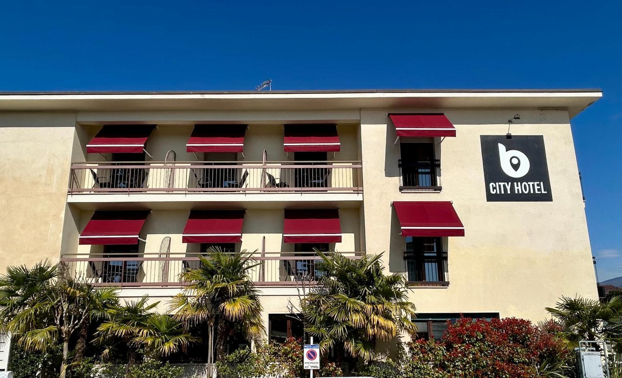 B City Hotel Бардолино Екстериор снимка