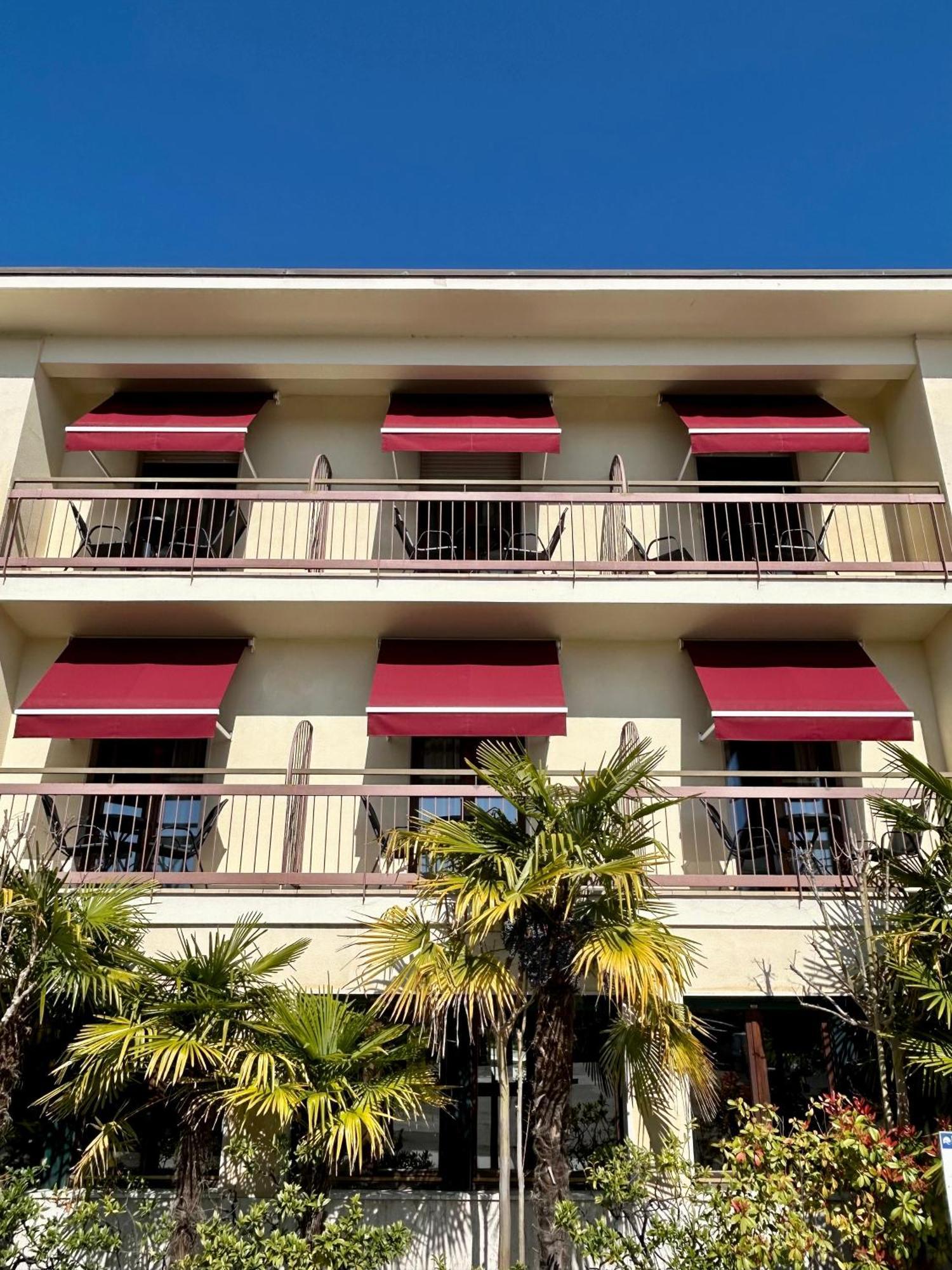 B City Hotel Бардолино Екстериор снимка