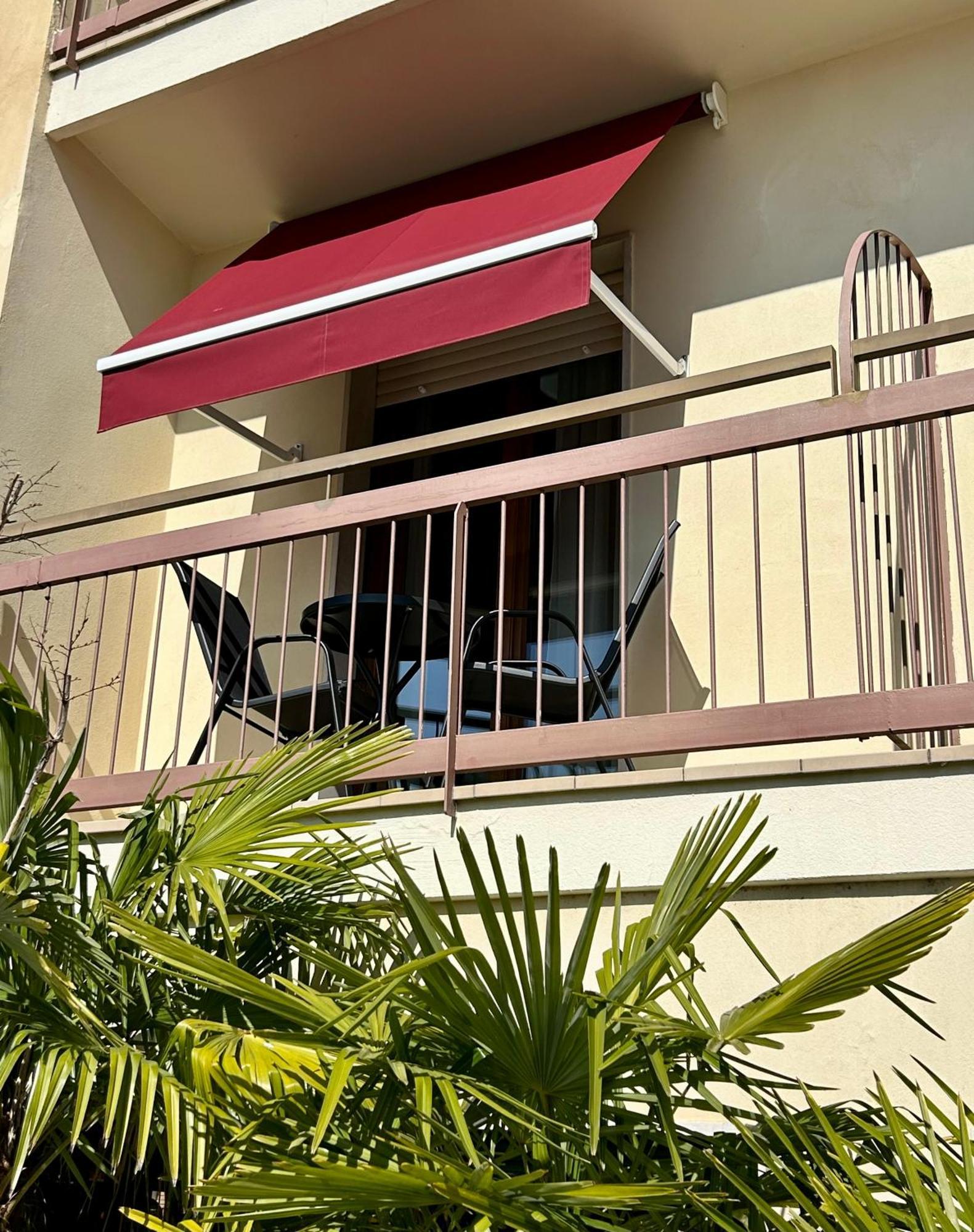 B City Hotel Бардолино Екстериор снимка