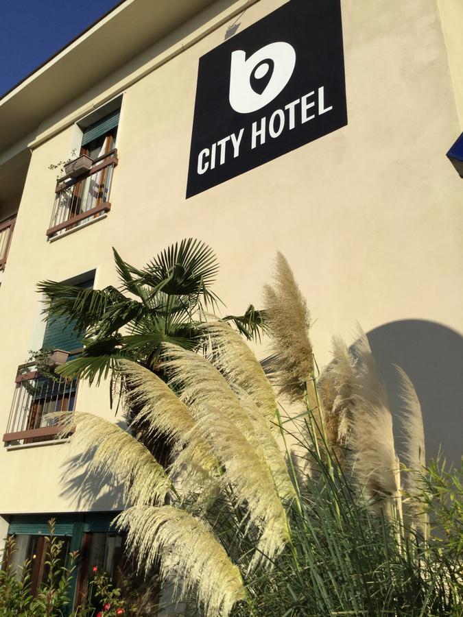 B City Hotel Бардолино Стая снимка