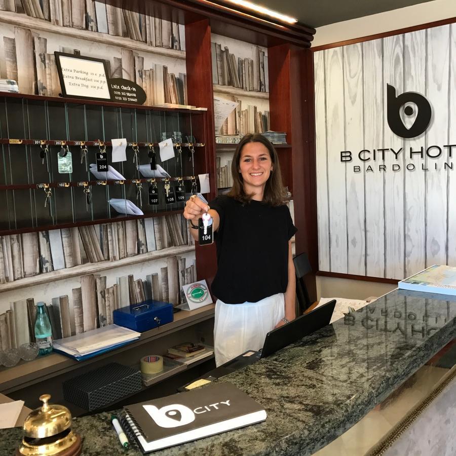B City Hotel Бардолино Екстериор снимка