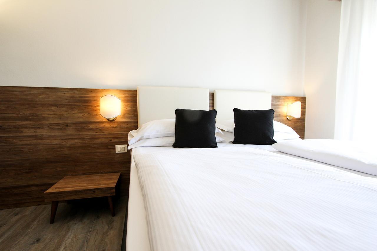 B City Hotel Бардолино Екстериор снимка