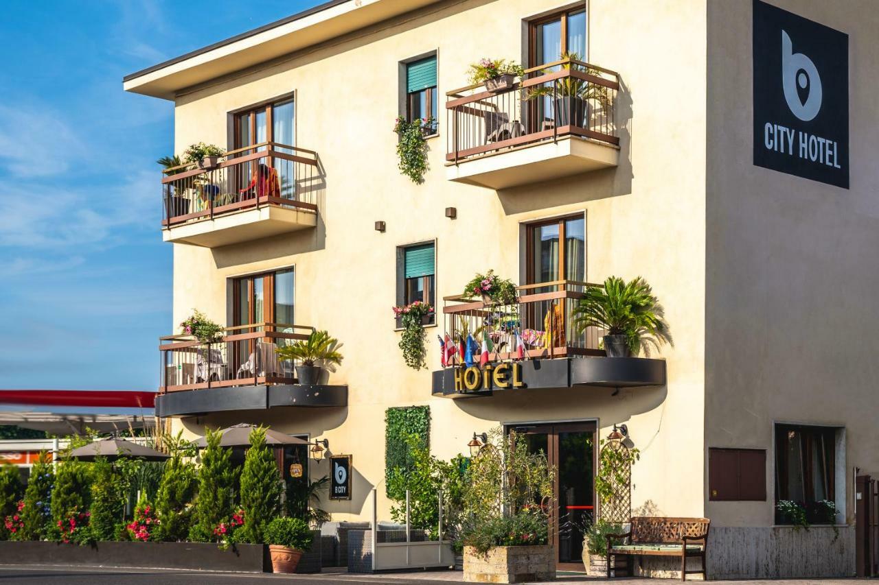 B City Hotel Бардолино Екстериор снимка